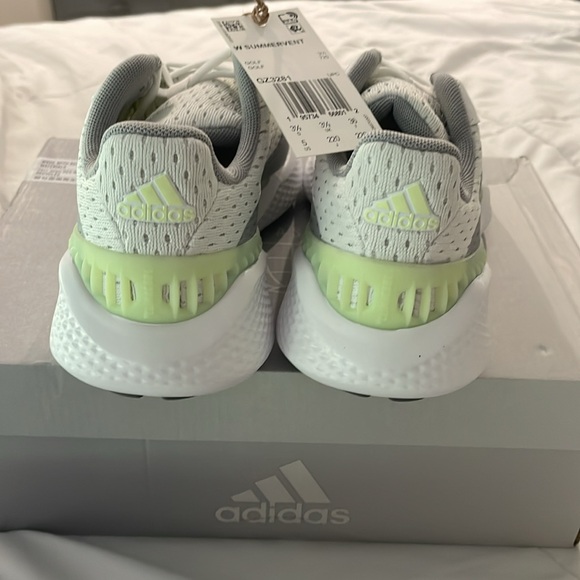 ADIDAS GOLF SHOE SIZE 5 women’s NWT - Picture 2 of 6